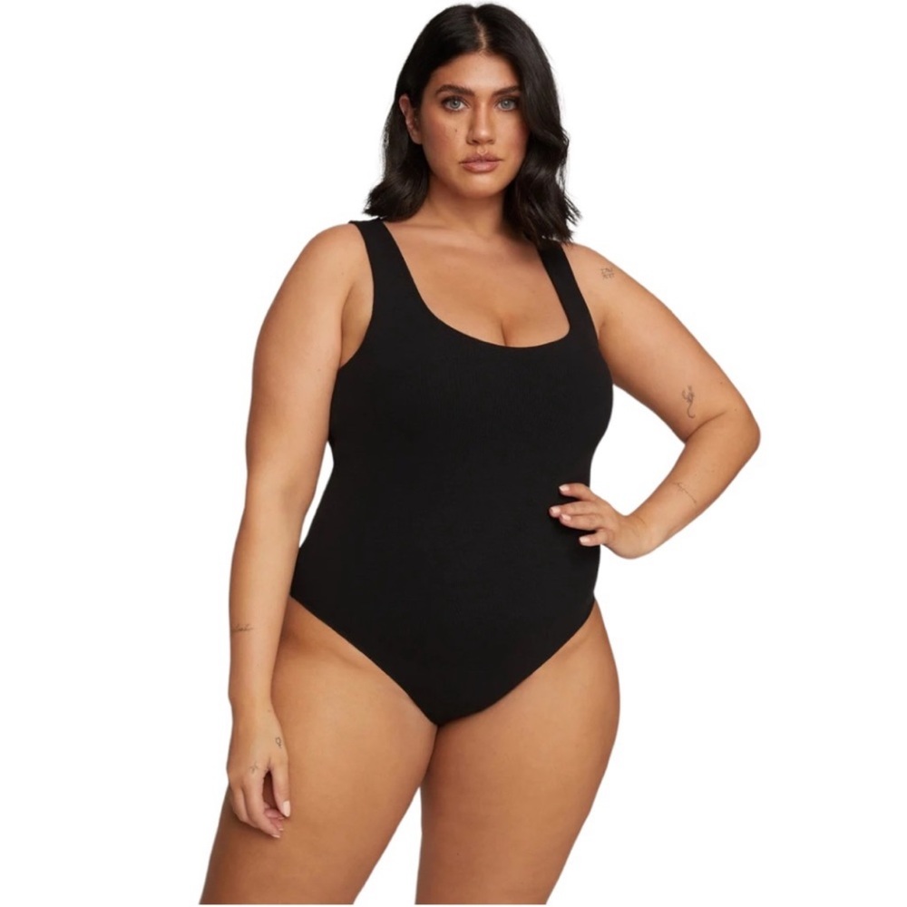 Good American Micro Rib Cotton Bodysuit in Black (7/4XL)